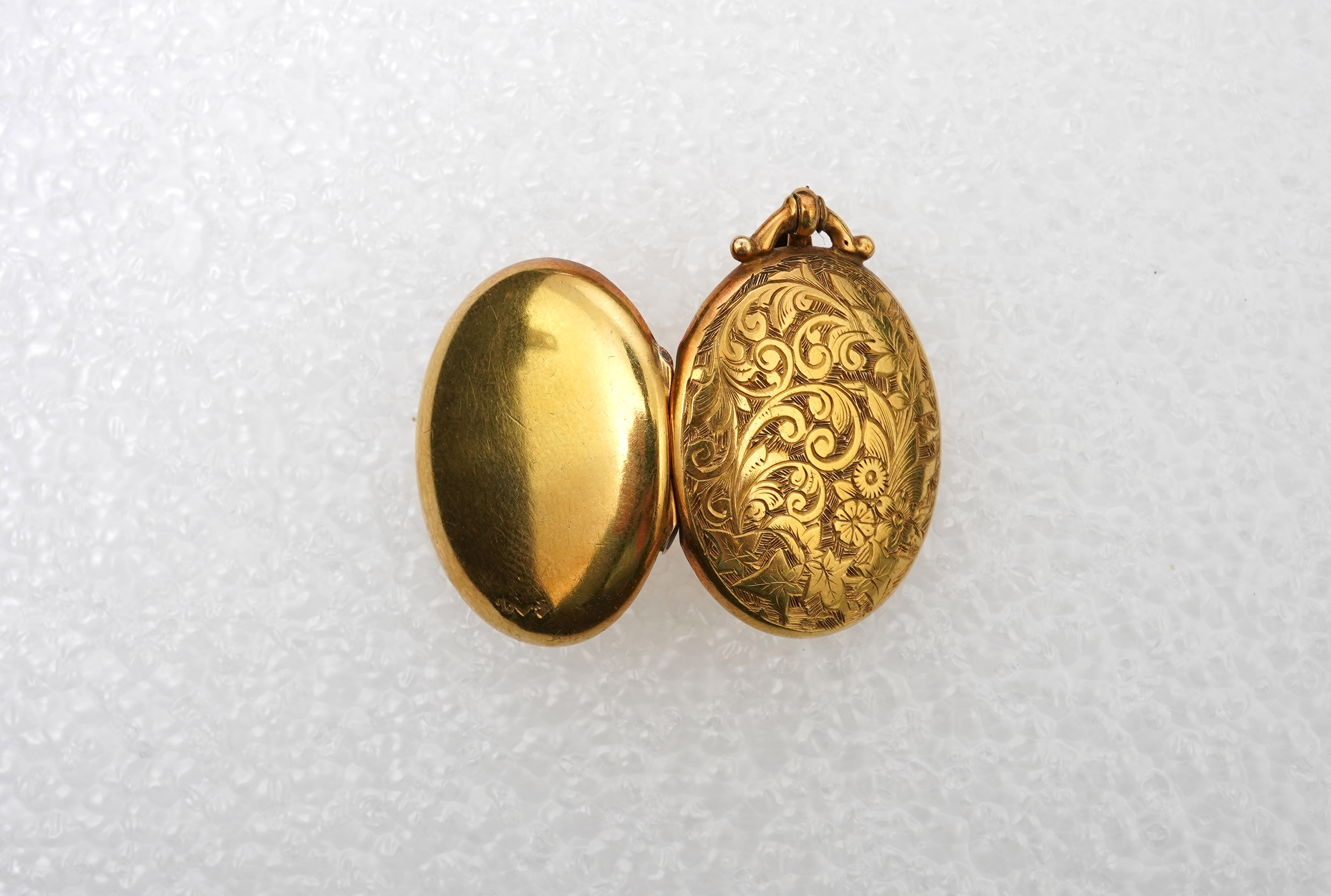 An Edwardian gold locket, early 20th century
